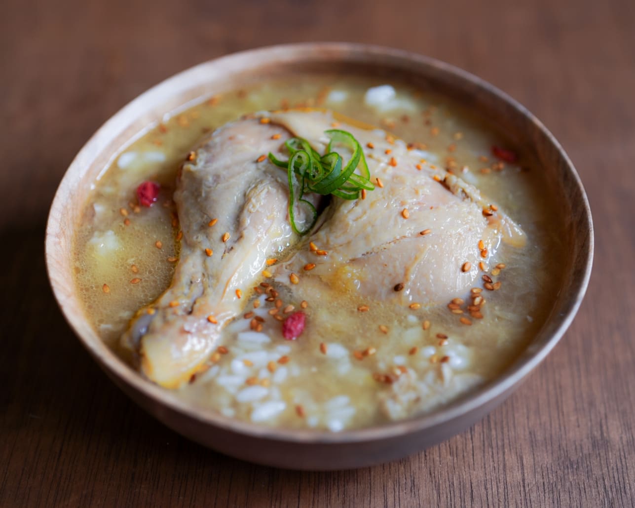 骨つき鳥もも肉の鶏白湯スープとアルファ化米