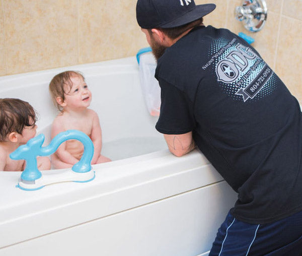 Giving A Baby A Bath Without A Tub / Bath Time For Babies : How to give your baby a bath.