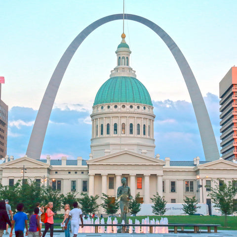 The historic arch on a sunny day at the Gateway Arch National Park