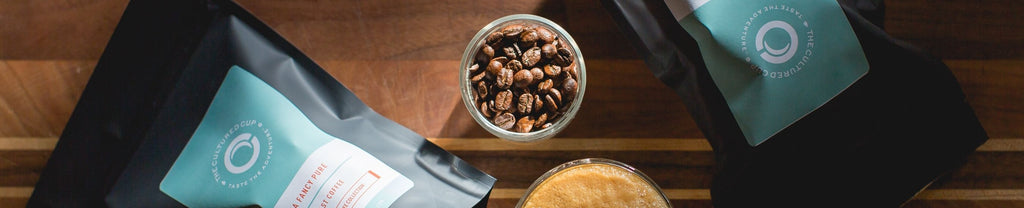 Les meilleurs grains de café dans une tasse avec un sachet