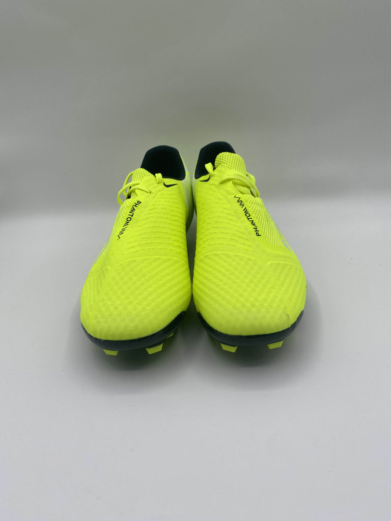 green nike soccer shoes