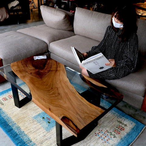 透明レジンのローテーブル。幅110cmのゆったりサイズ | レジンテーブル