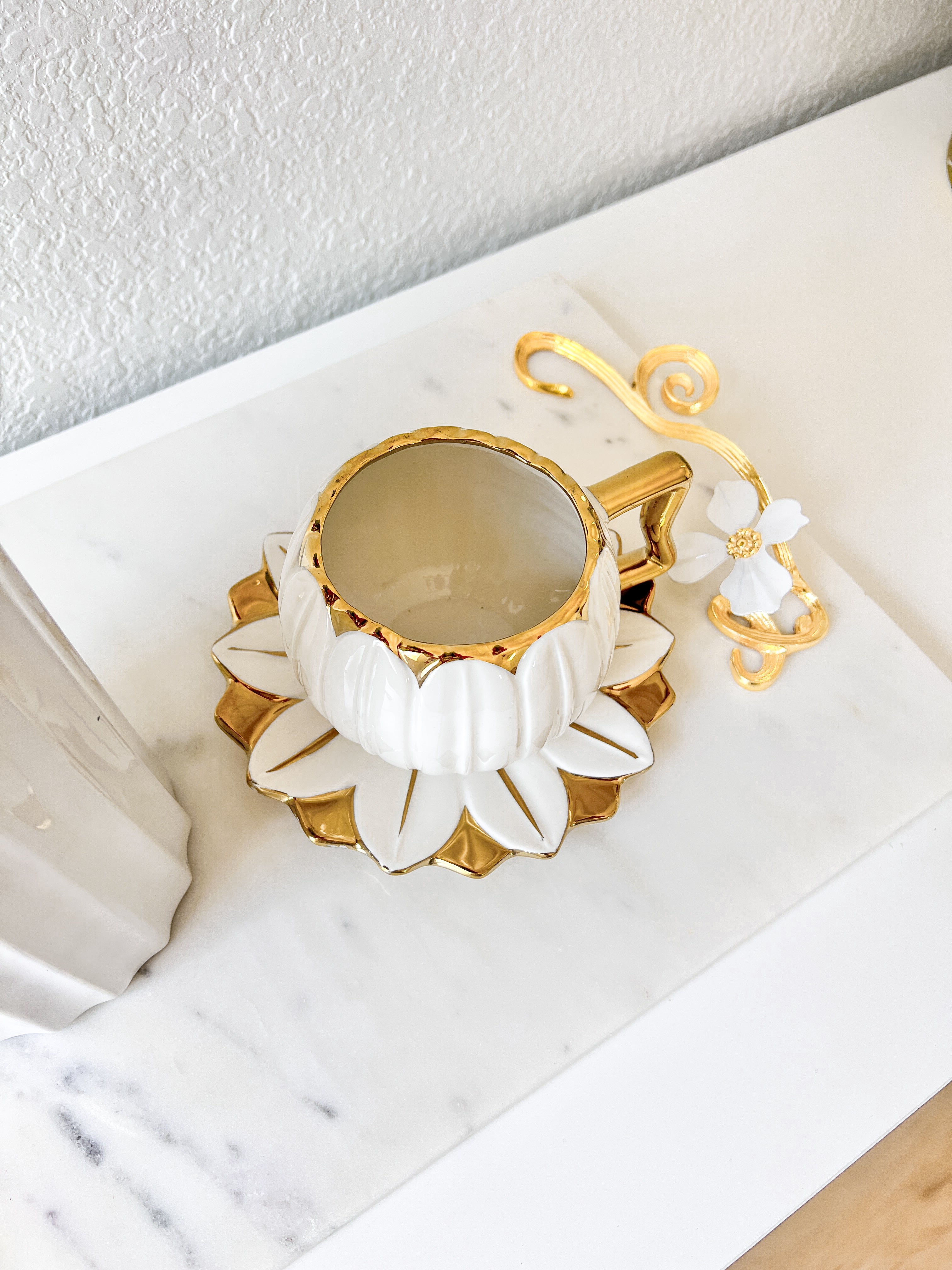 https://cdn.shopify.com/s/files/1/0448/8095/3509/products/gold-flower-shape-mug-with-saucer-553184.jpg?v=1699182239