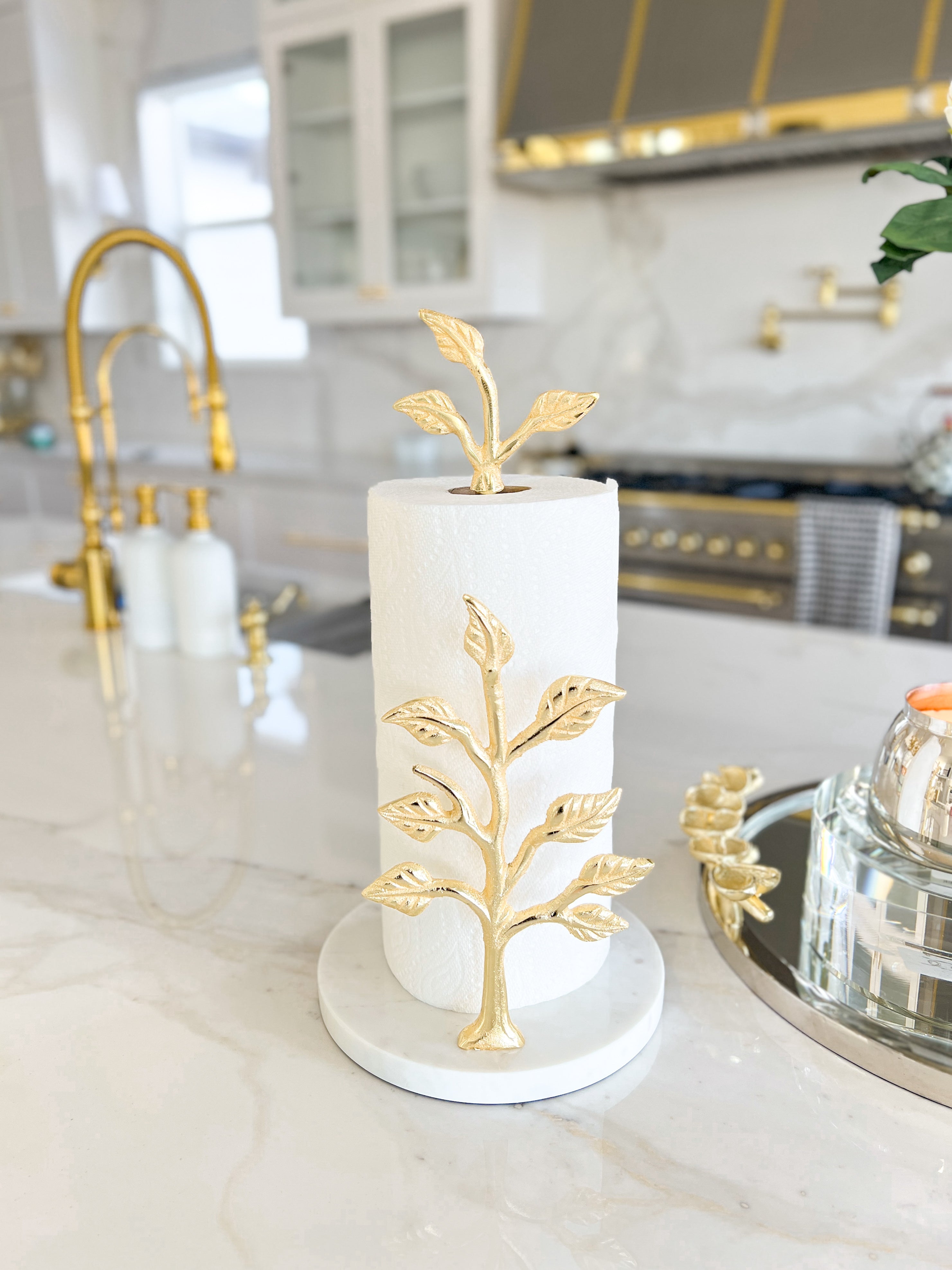 https://cdn.shopify.com/s/files/1/0448/8095/3509/products/gold-leaf-marble-paper-towel-holder-384167.jpg?v=1704124877