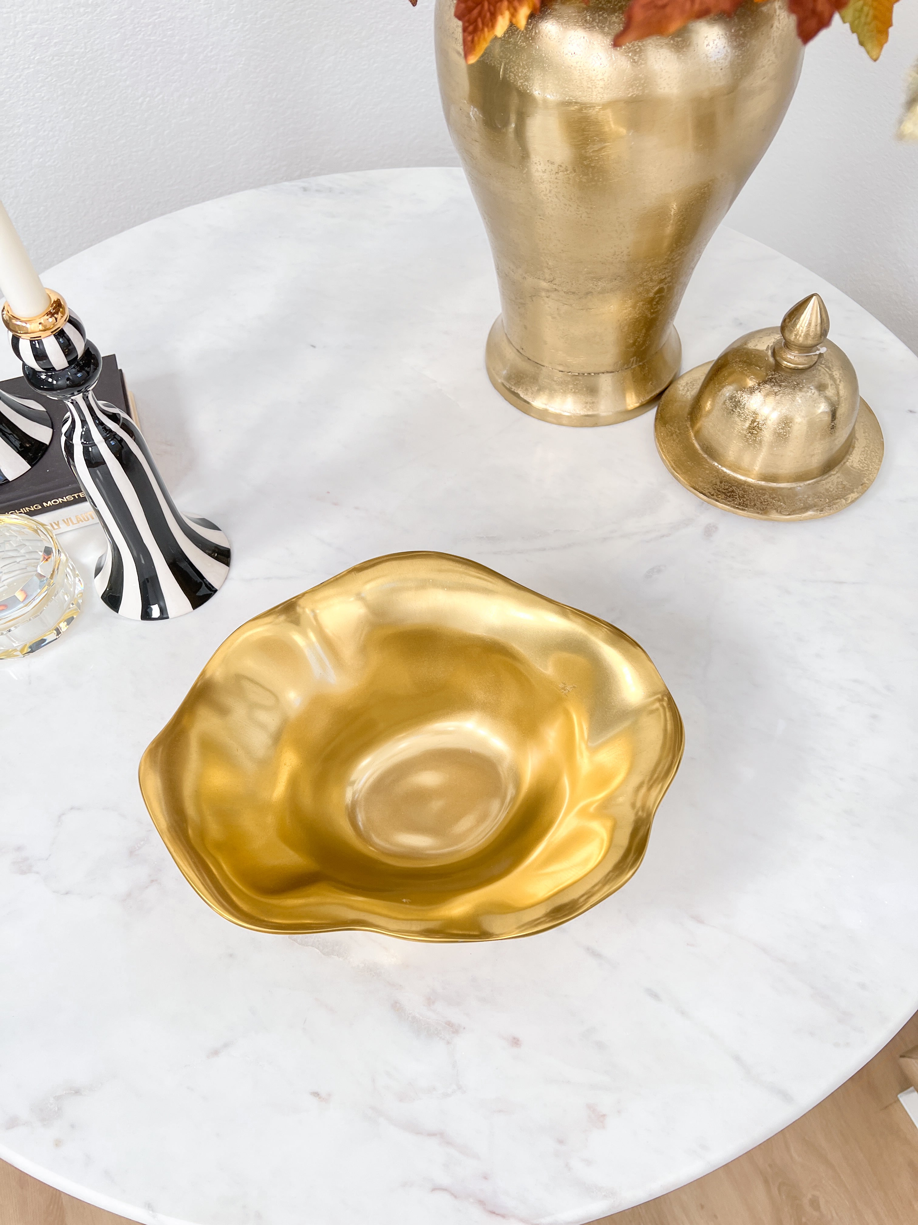 https://cdn.shopify.com/s/files/1/0448/8095/3509/products/gold-wavy-decorative-bowl-694913.jpg?v=1700342564