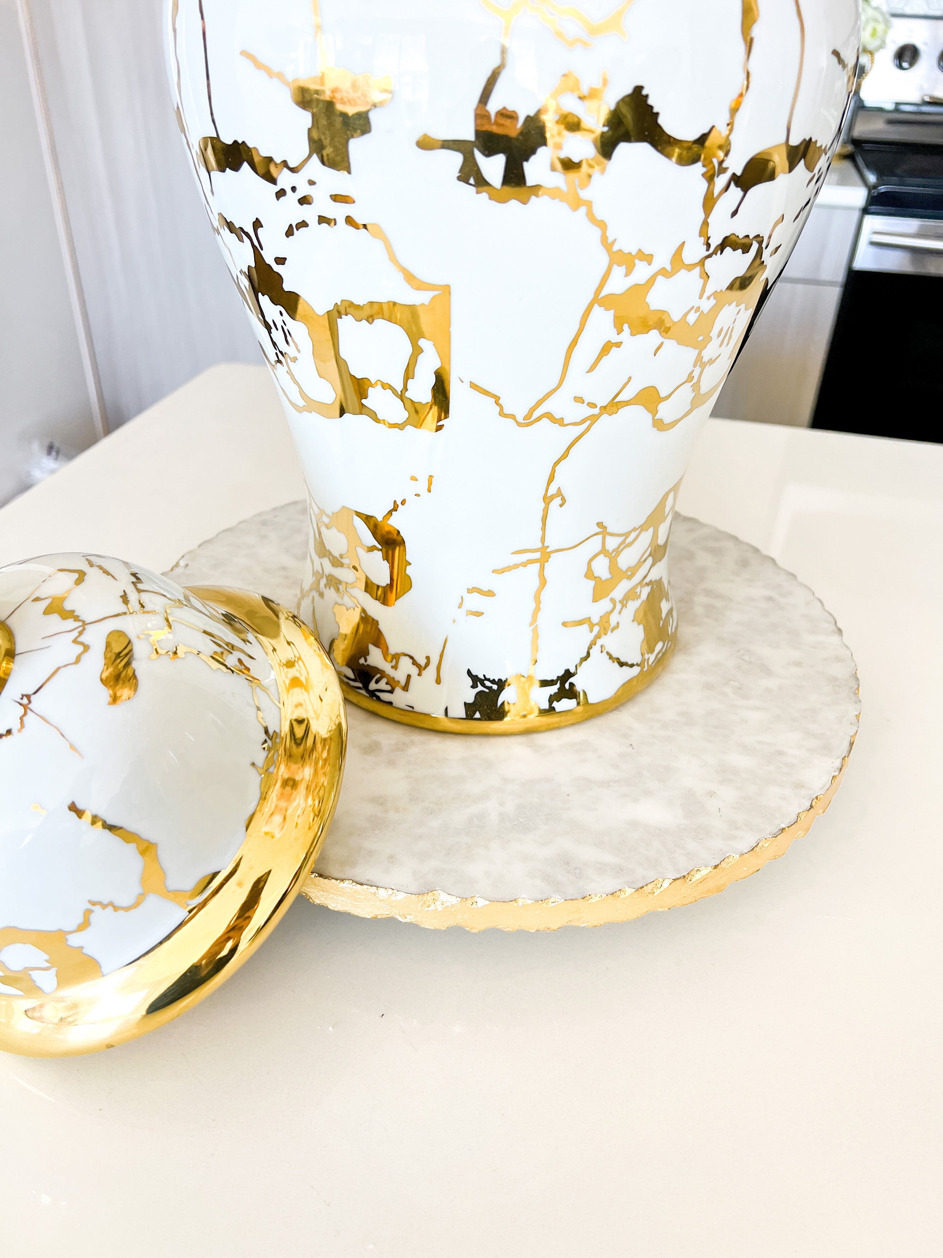 https://cdn.shopify.com/s/files/1/0448/8095/3509/products/large-gold-edge-marble-lazy-susan-243373.jpg?v=1687631625