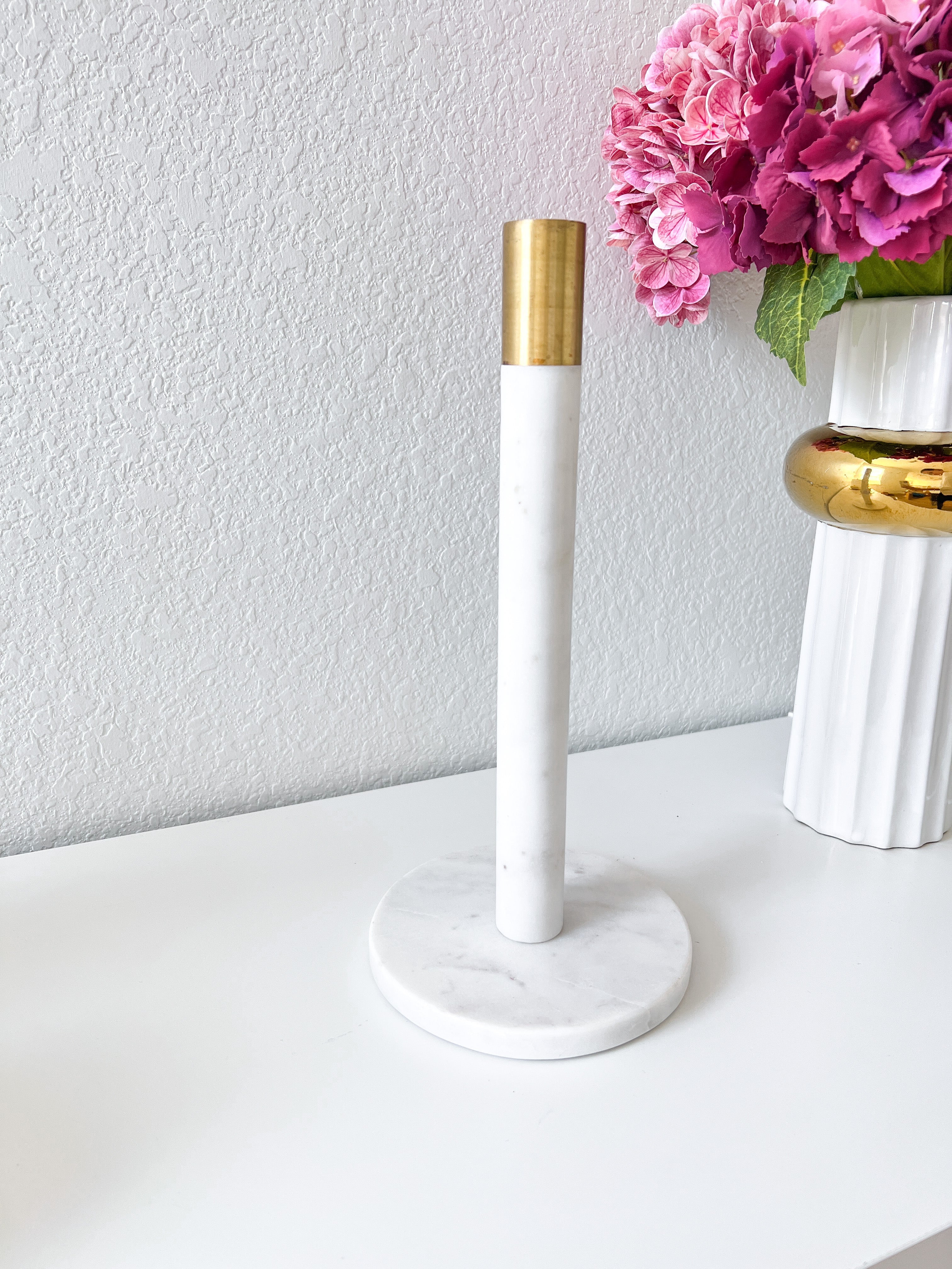 https://cdn.shopify.com/s/files/1/0448/8095/3509/products/white-and-gold-marble-paper-towel-holder-122868.jpg?v=1693133637