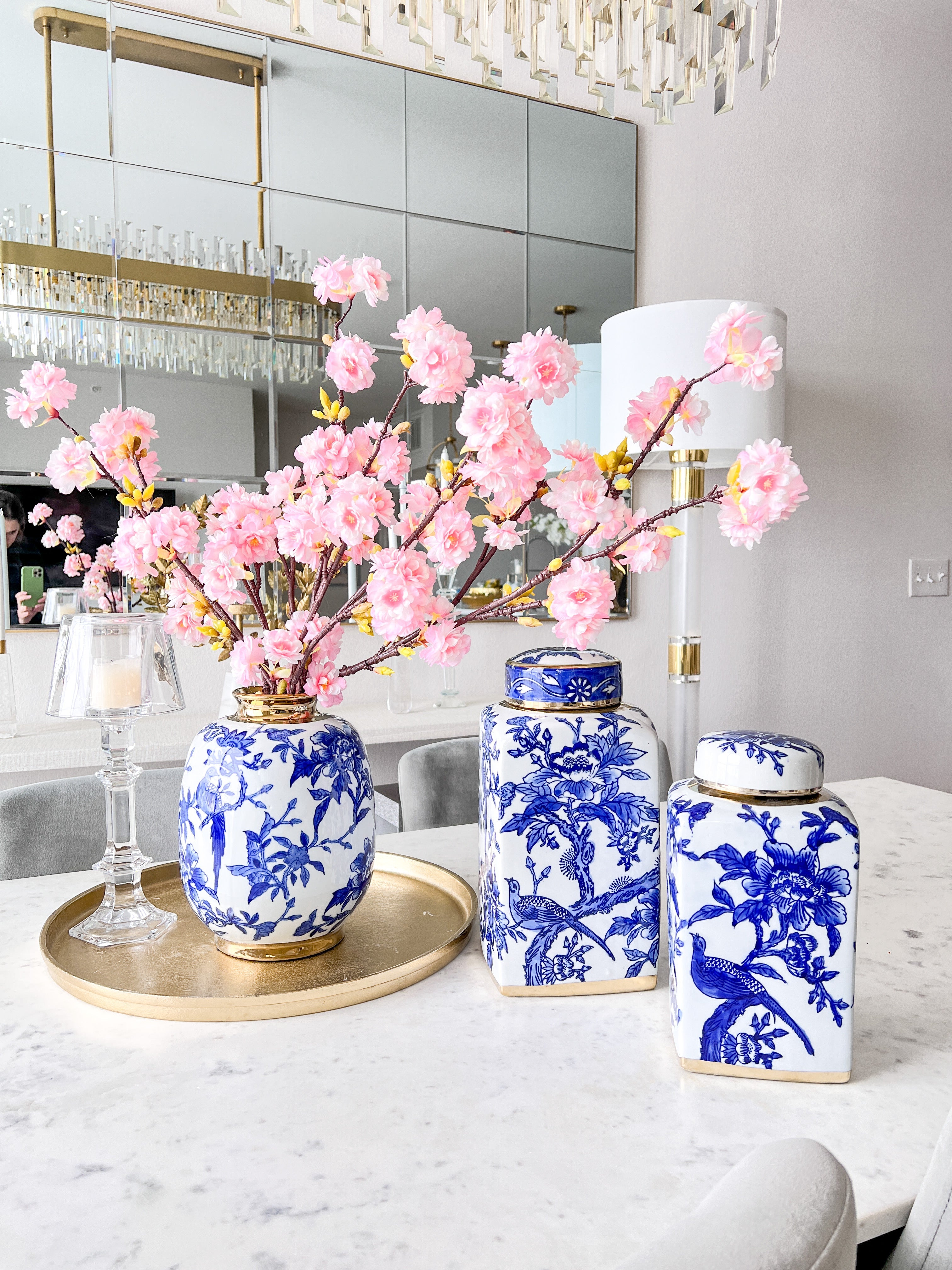 https://cdn.shopify.com/s/files/1/0448/8095/3509/products/white-blue-ceramic-jars-with-gold-trim-474021.jpg?v=1669213811