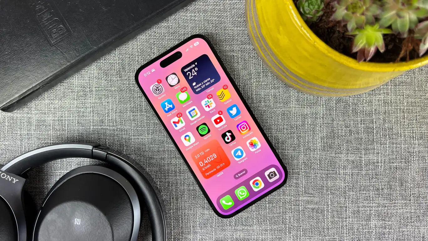 iPhone 14 Pro Reacondicionado Grado A en color morado oscuro visto de frente