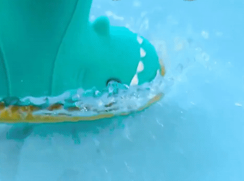 GIF de bottes en caoutchouc de pluie de requin submergées dans l'eau avec des sangles arrière réfléchissantes