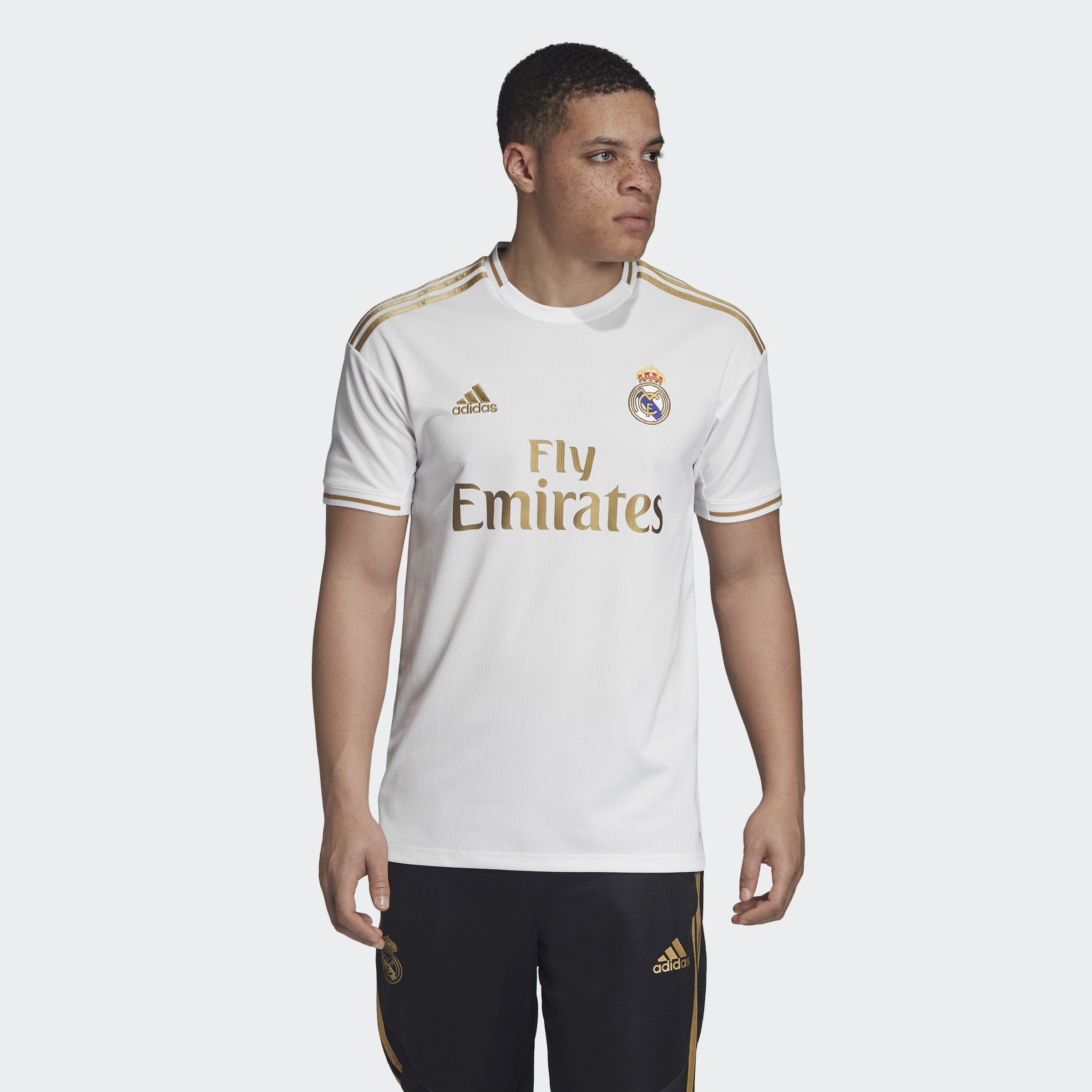 Real madrid купить футболку. Футболка adidas real Madrid. Футболки Реал Мадрид адидас 2019. Fly Emirates real Madrid майка. Белая форма Реал Мадрид.