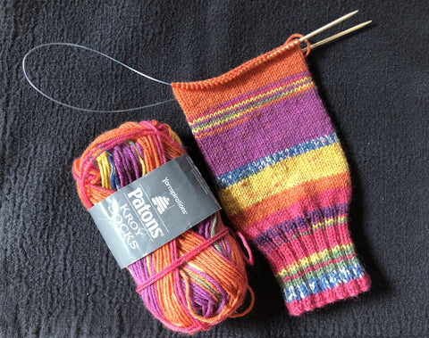 Knitting socks using the magic loop with circular knitting needles