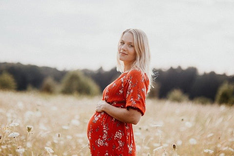 Mujer embarazada con vestido rojo