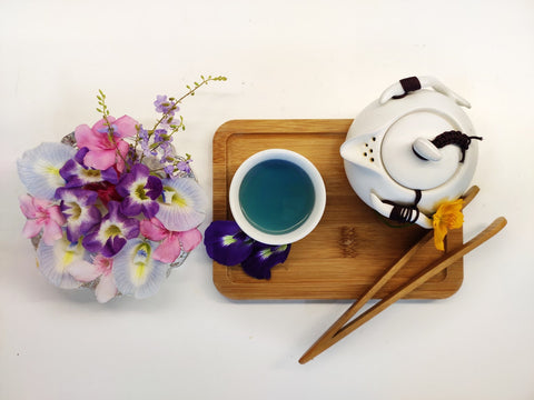 Té azul con flores