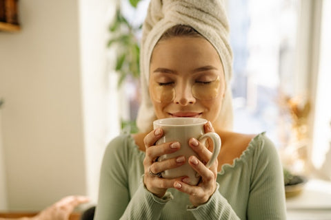 Mujer bebiendo té relajada