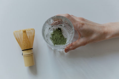 Preparando Té verde matcha ecológico
