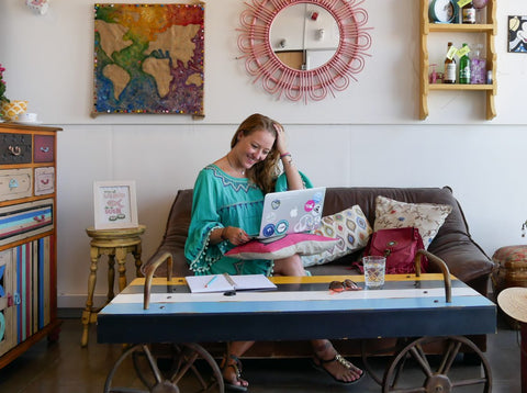 Jennifer Lachs working in Cafe, from https://www.theoffbeatlife.com/virtual-coworking/