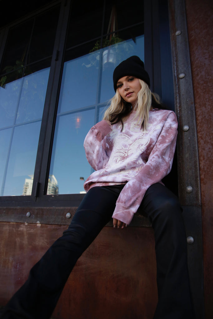 Sudadera con cuello redondo y diseño de skate de la marca Courtney Steez