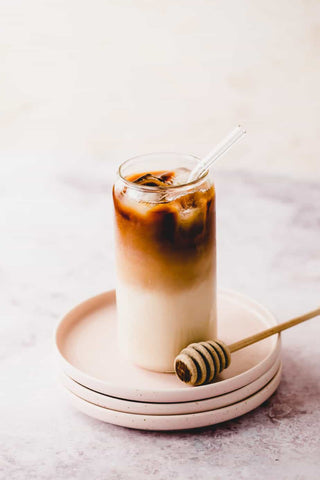 Refréscate con un Honey Almond Iced Coffee