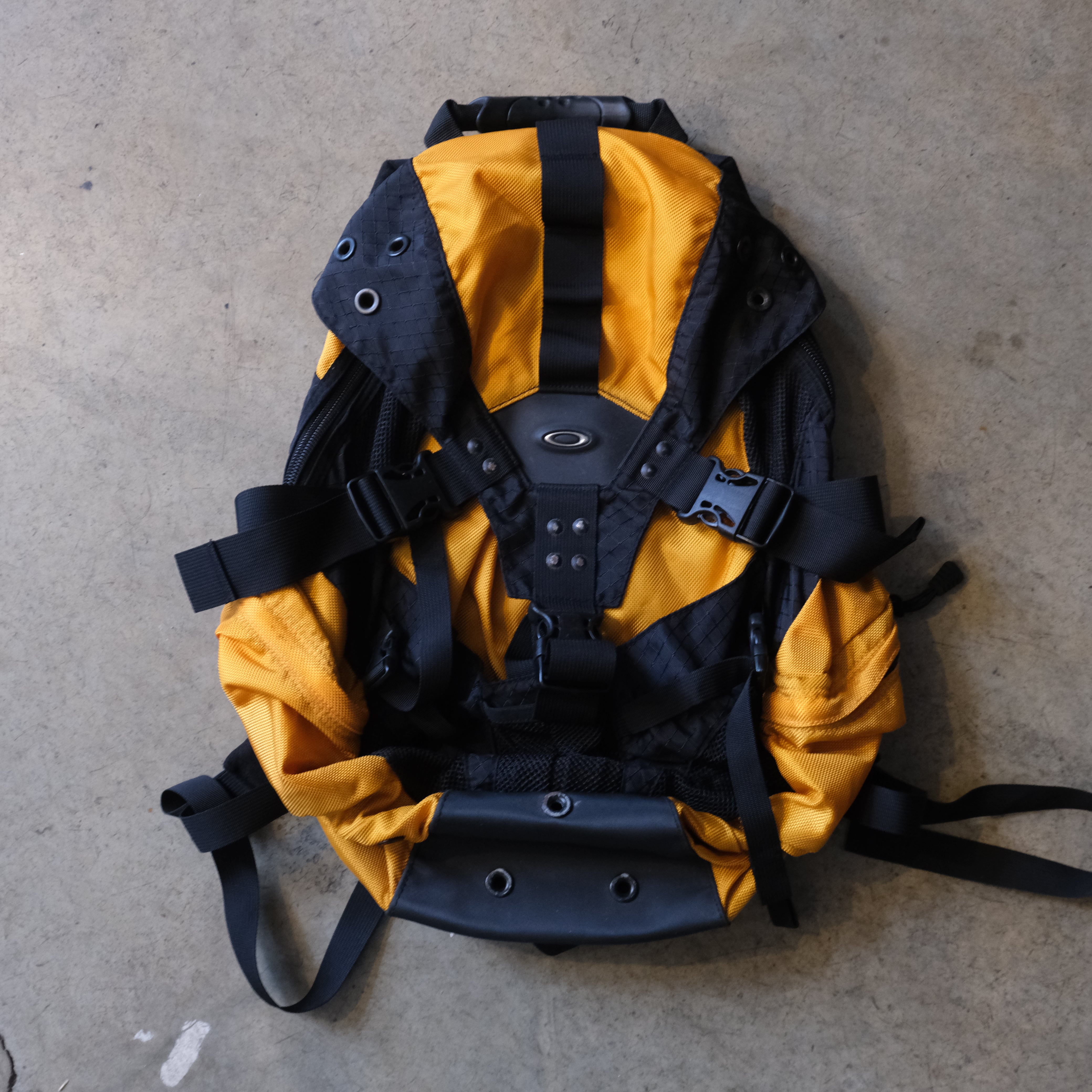 Oakley Icon  Technical Bag in Yellow / Black –  thebreadandbuttercollection