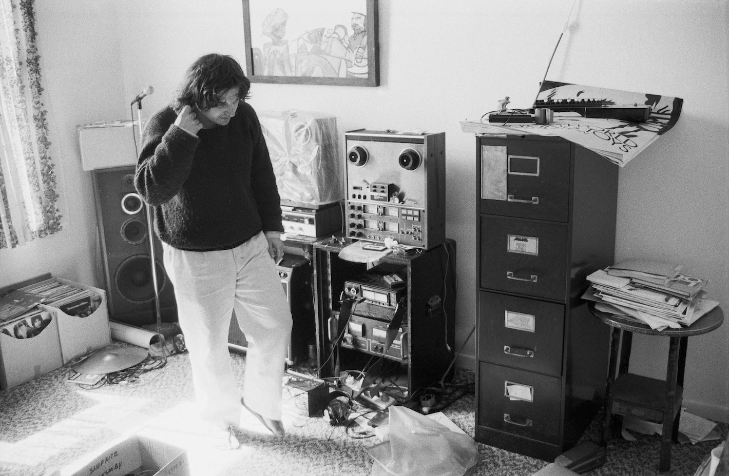 Chris Knox at home, with TEAC 4-track, Summer St, Ponsonby, October 1983. Photo: Jonathan Ganley