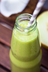 Vihreä kookos-smoothie blenderillä
