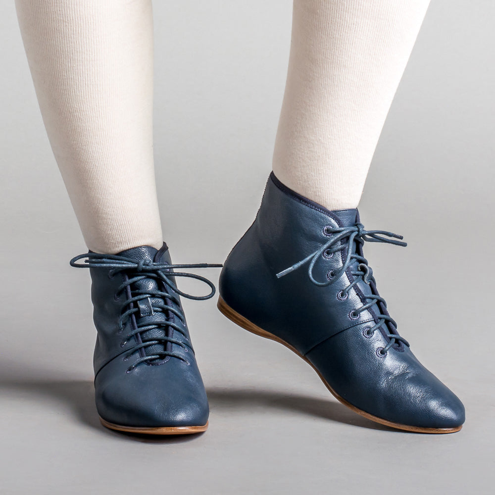 spek Astrolabium Gezond eten American Duchess: Emma Women's Regency Leather Boots (Navy)