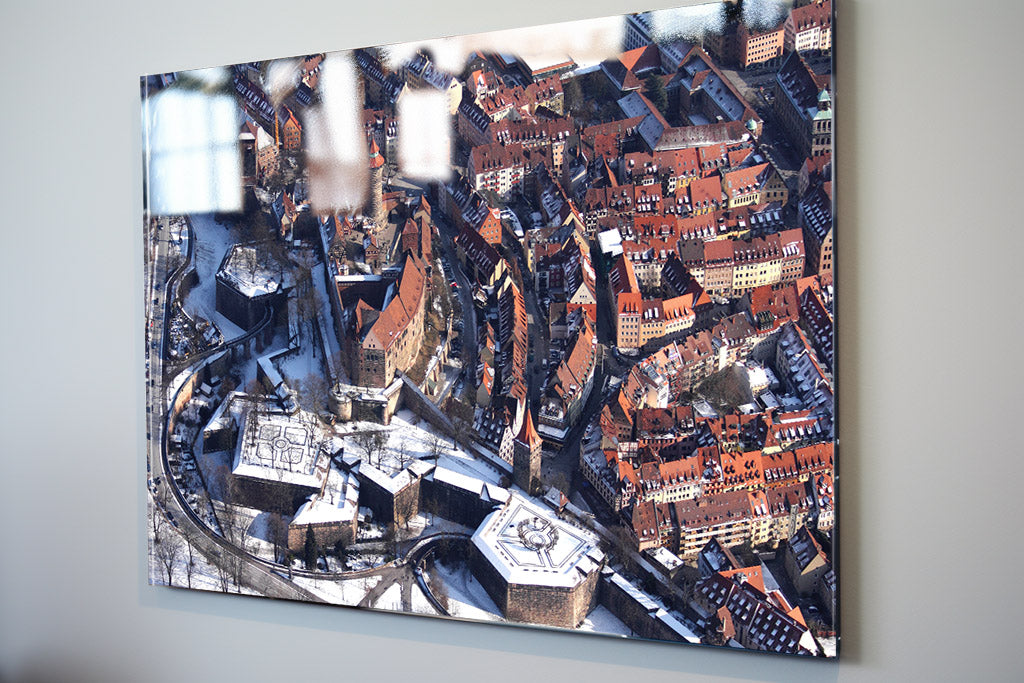Ein Luftbild auf Glas gedruckt. Darauf wirken die Luftbildaufnahmen, die von Oliver Acker aus Nürnberg aufgenommen wurden, noch brillanter.