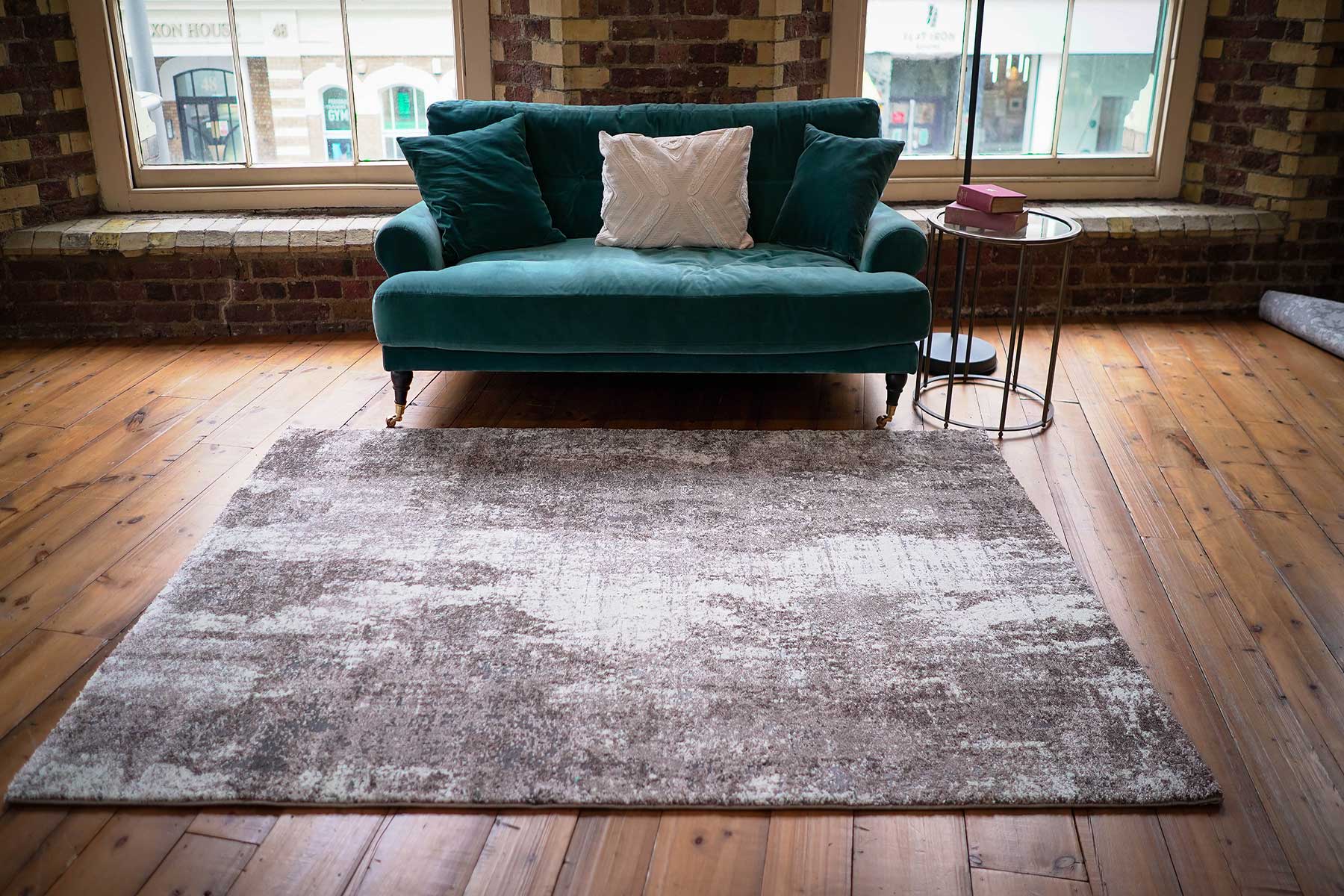 Choosing the Perfect Wool Rug for a Minimalist Space www.homelooks.com