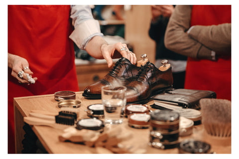 Atelier glaçage de chaussures organisé à la boutique Mes Chaussettes Rouges avec un spécialiste du glaçage des chaussures. Cirage Saphir Médaille d'Or.