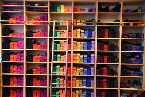 Toutes les couleurs de chaussettes mi-bas (hautes) en fil d'écosse exposées dans la boutique Mes Chaussettes rouges à Paris, pointures du 36 au 49.