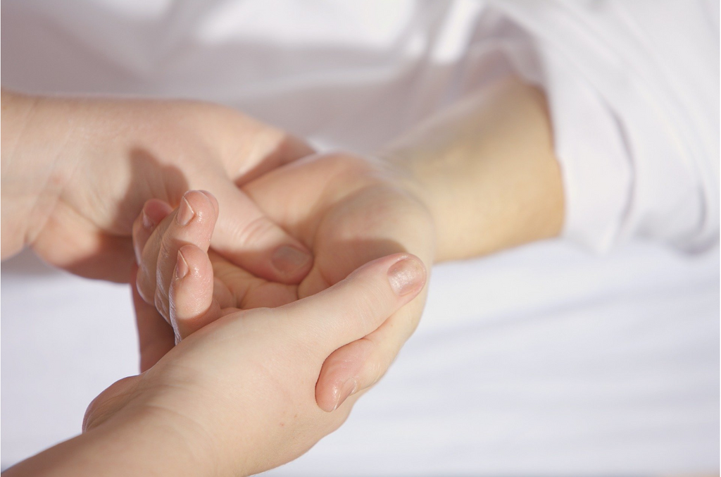 Séance d’automassage pour les mains 