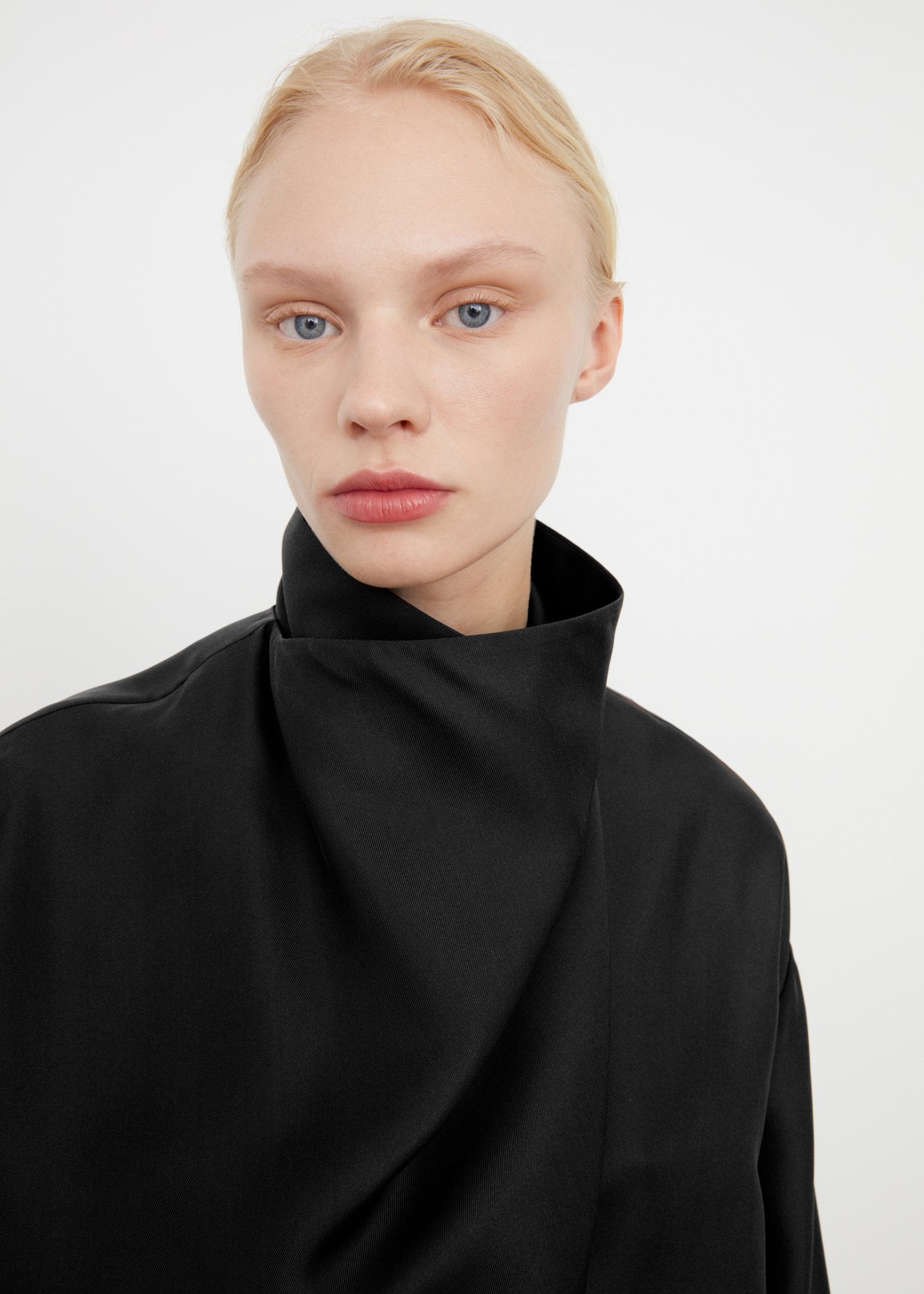 Draped silk blouse black – Totême