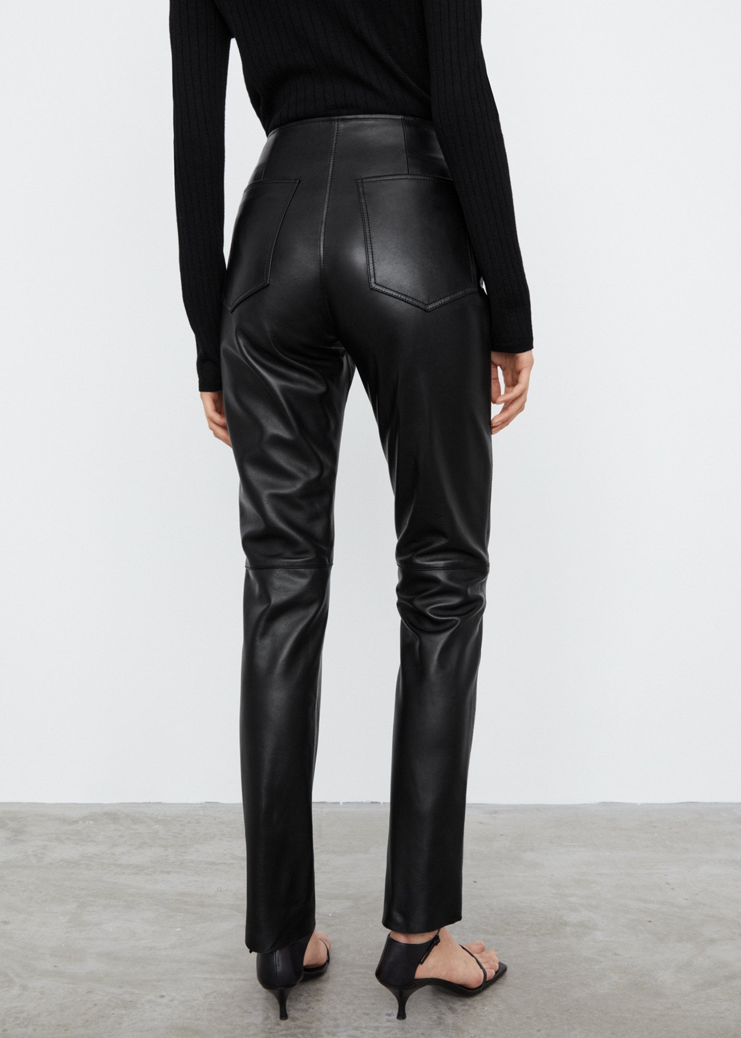 Straight leather trousers black – Totême