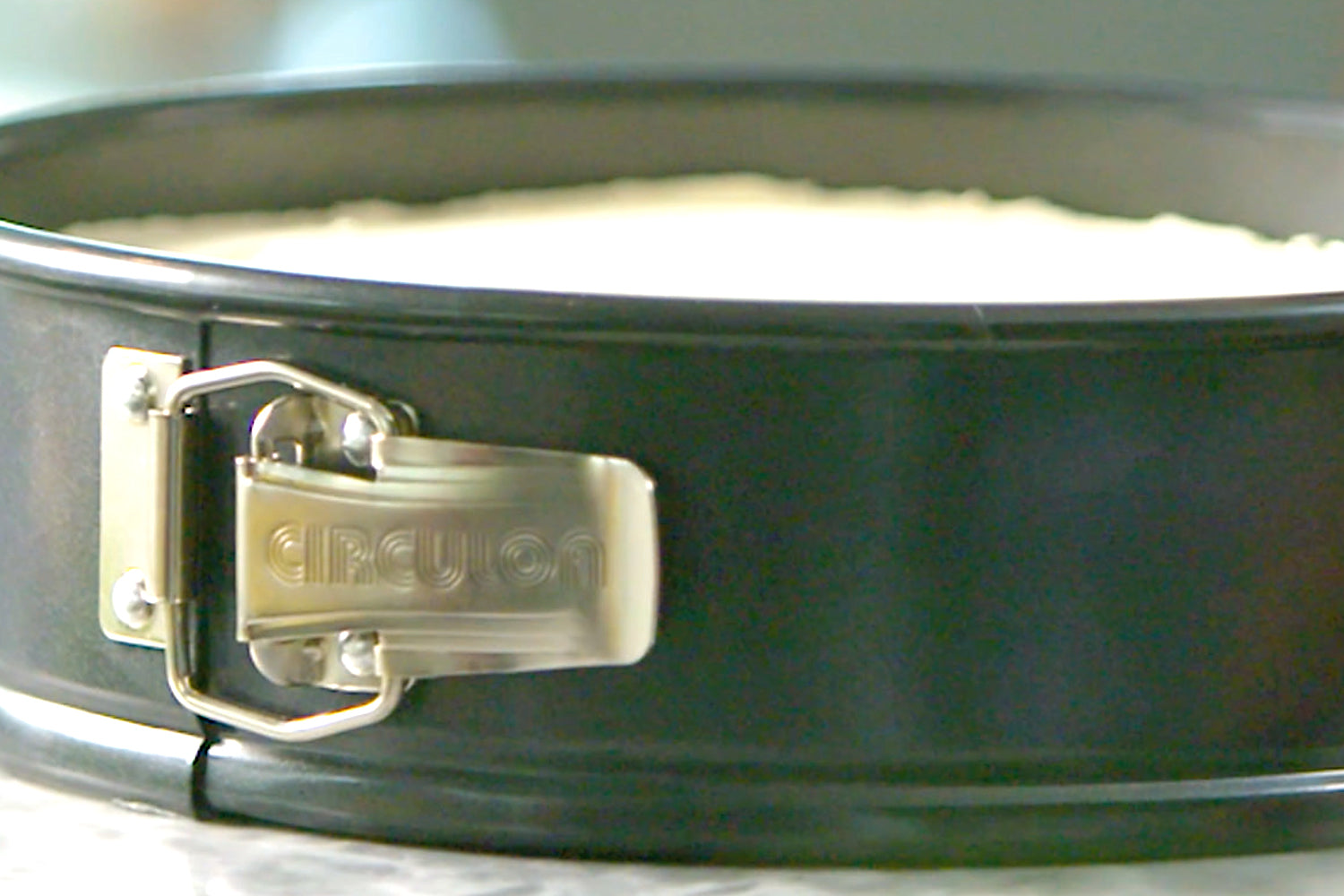 Cheesecake in non-stick cake tin