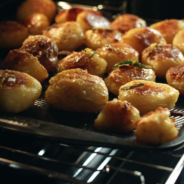 Circulon rosemar6y and herb roast potatoes