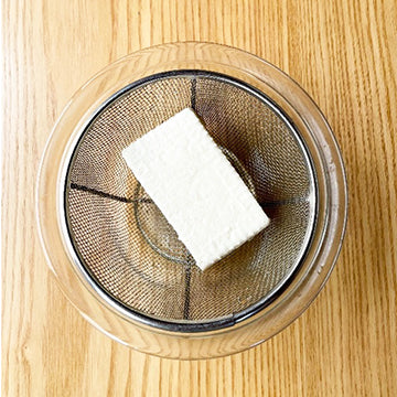 木綿豆腐はザルにあげて、30分ほどおき水切りする。