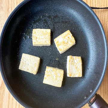フライパンにサラダ油小さじ1を中火で加熱し、1の木綿豆腐は1cm厚さに切り、両面をこんがりと焼き一旦取り出す。