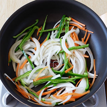 フライパンにサラダ油を中火で熱して、1の野菜類をしんなりするまで炒める。