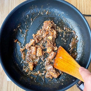 フライパンにごま油を中火で熱して、鯖缶をいれてほぐしながら炒める。水気がなくなるまで炒めたら仕上げに胡麻を入れて混ぜ合わせる