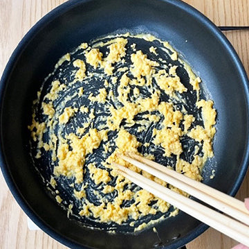 ボウルに卵を割り入れ、塩を少々入れてかき混ぜる。フライパンにサラダを中火で熱して、卵を流し入れて菜箸でかき混ぜながら炒めてそぼろ状にする。
