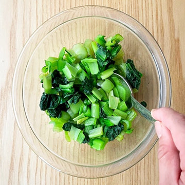 小松菜は茹でて、水にとり水気をよくしぼって、1cm幅に切る。醤油と塩を混ぜ合わせる。