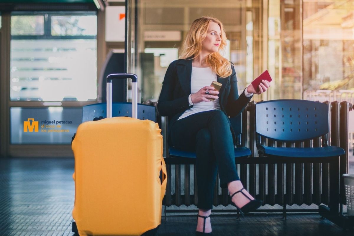 Mujer joven en aeropuerto