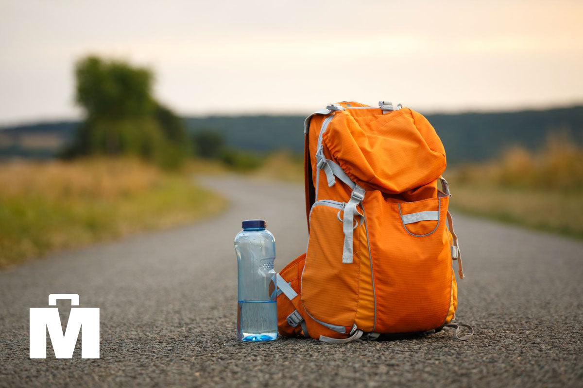 Botella de agua y mochila viajera: mantenerse bien hidratado es esencial parra cualquier viajero mochilero