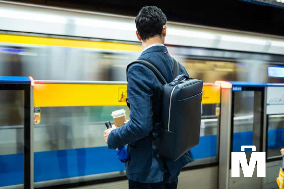 Persona tomando el metro: con una mochila tienes mayor libertad de movimiento