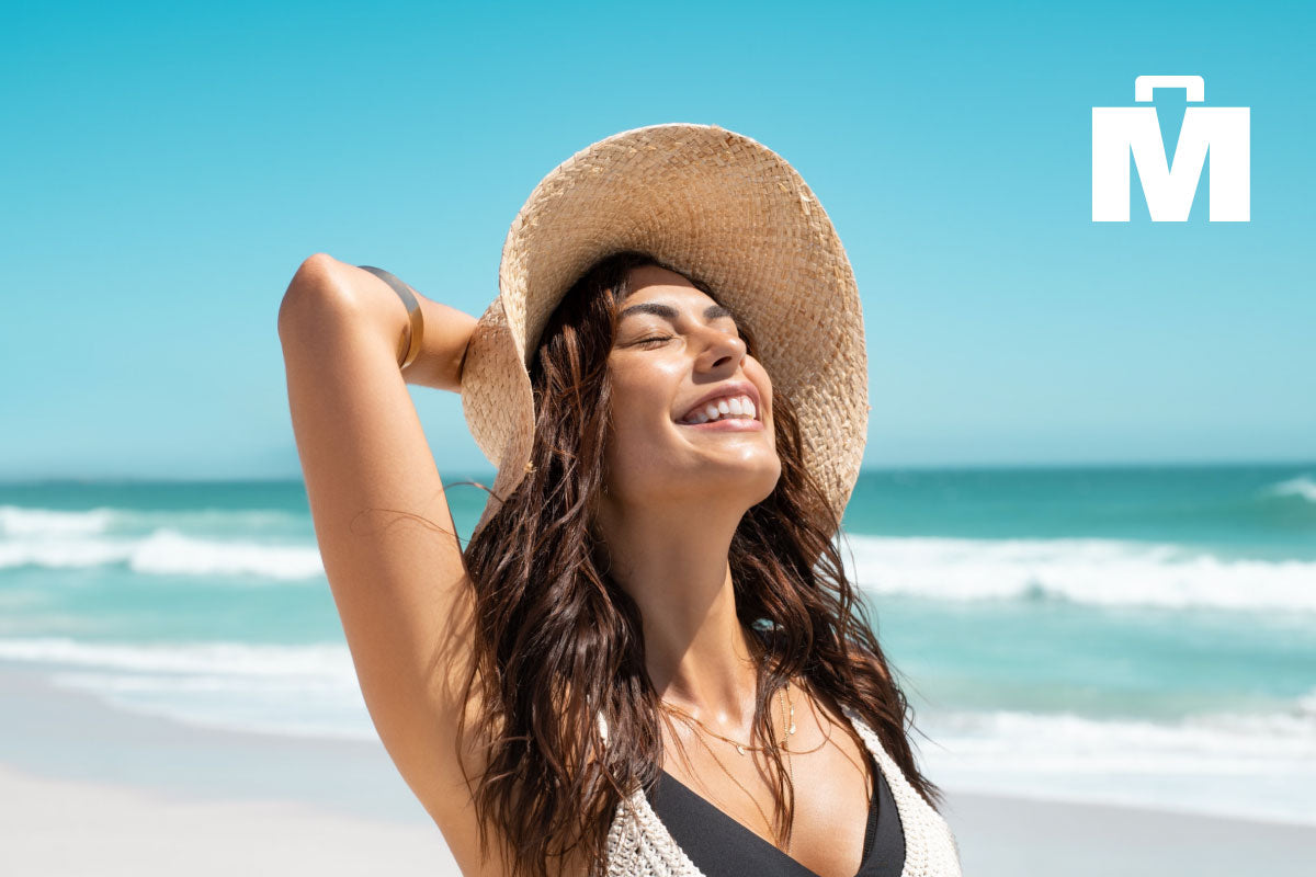 Mujer joven libre en la playa disfrutando de viajar 