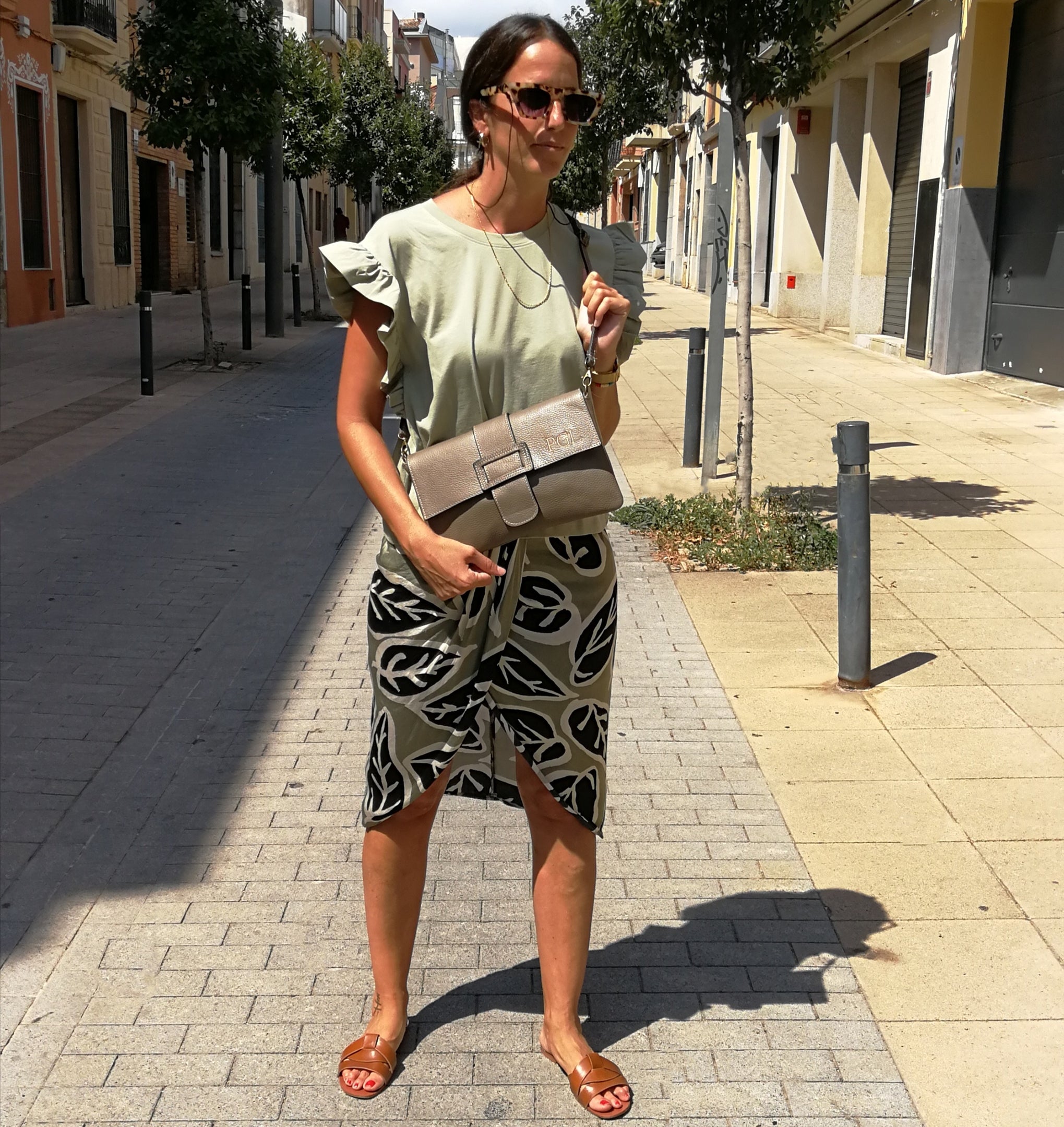 Bolso bandolera tachuelas serraje iniciales bordadas taupe – Bubbleshopbcn