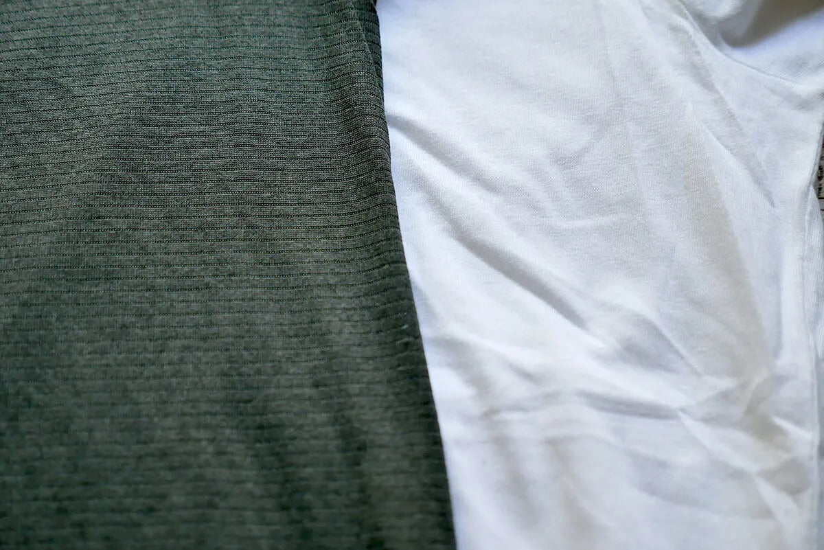 左はポリエステル100%、右が綿100％のTシャツ