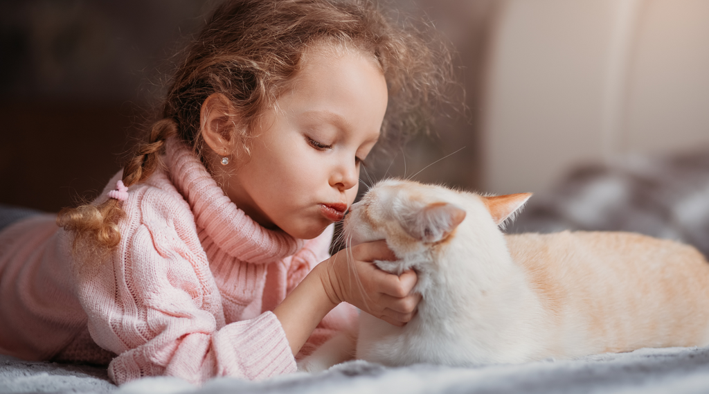 Ein Mädchen küsst ihre Katze