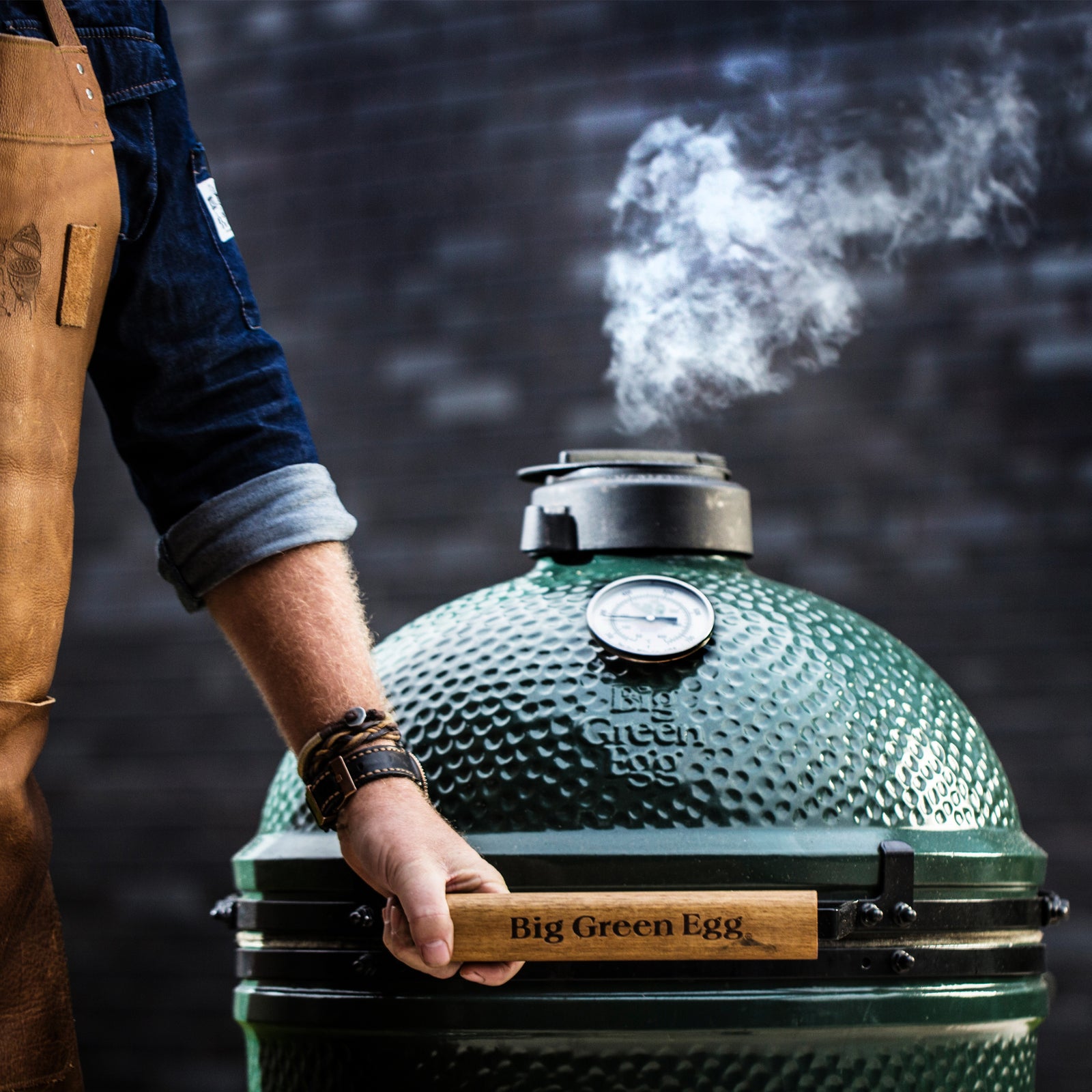 Medium Big Green Egg   HandOpeningLargeBigGreenEggwSmoke 647b3706 Bfed 4b12 978d 5a295986a0f7 1600x 